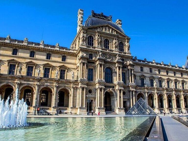 Private Full-Day Paris trip including Louvre and Versailles with Pickup