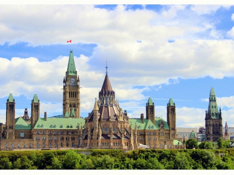 Unforgettable Canada Bus Tour to Montreal, Quebec City & Ottawa.