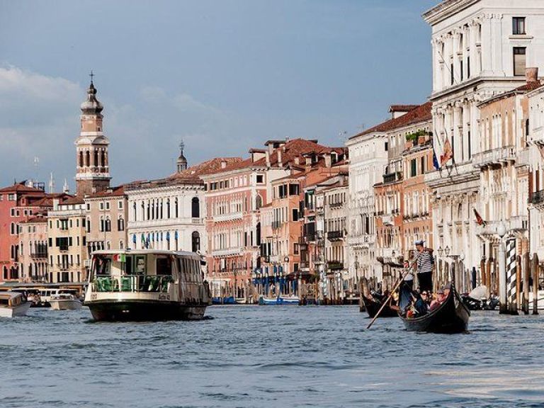 Canal Grande Boat Trip and Walking Tour in a Different Neighborhood.