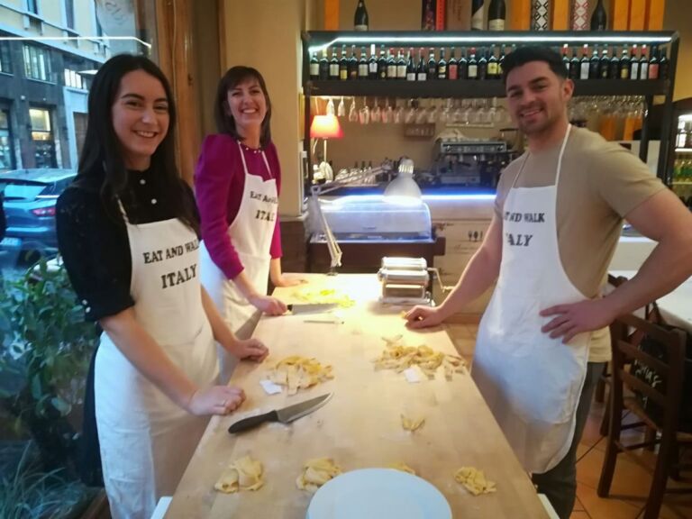 Pasta & Tiramisu Lovers Workshop: Learn how to make Italian dishes, pasta and tiramisu, in our workshop in Rome. In other words, you will discover the recipe and the secrets of these popular dishes with a local chef expert in Italian cuisine.