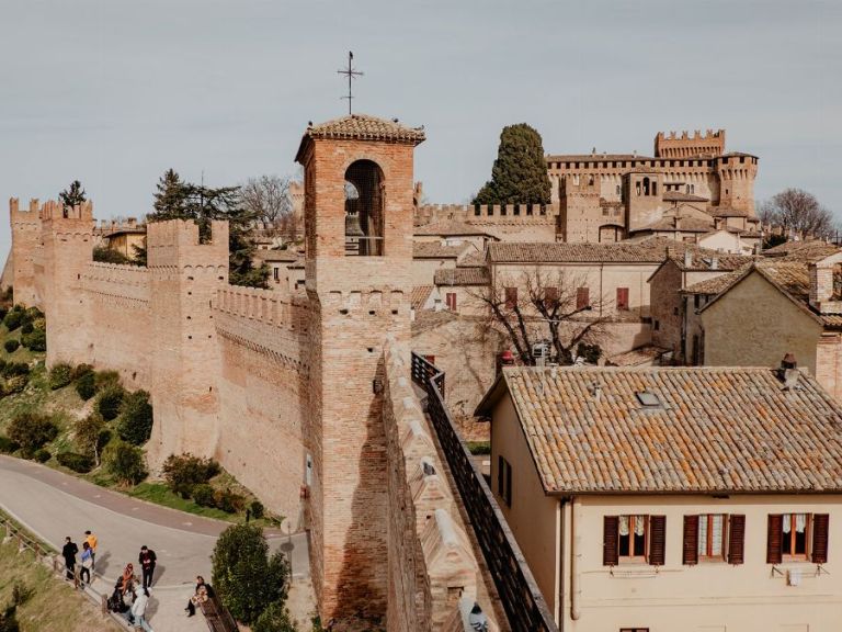 Gradara: complete guided tour in small groups.