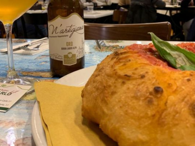 Fried Pizza Class: Live Naples in another way: learn how to make the fried pizza and enjoy a beer tasting with four types of Neapolitan craft beer. You can take the chance to taste the real flavor of the fresh ingredients in the place where pizza was born. Moreover, you can be enchanted by all the secrets of Neapolitan fried pizza and you can discover the flavors of these Neapolitan genuine beers.