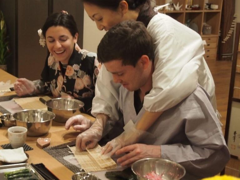 Learn how to cook authentic Japanese decorative sushi roll with Local Teacher.