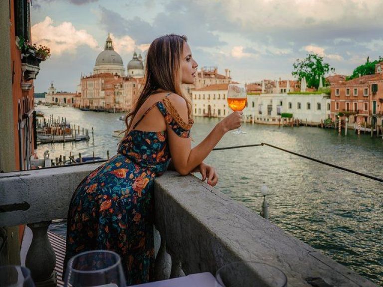 Gondola Ride and Aperitif in a Venetian Palace.