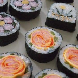 Learn how to cook authentic Japanese decorative sushi roll with Local Teacher.