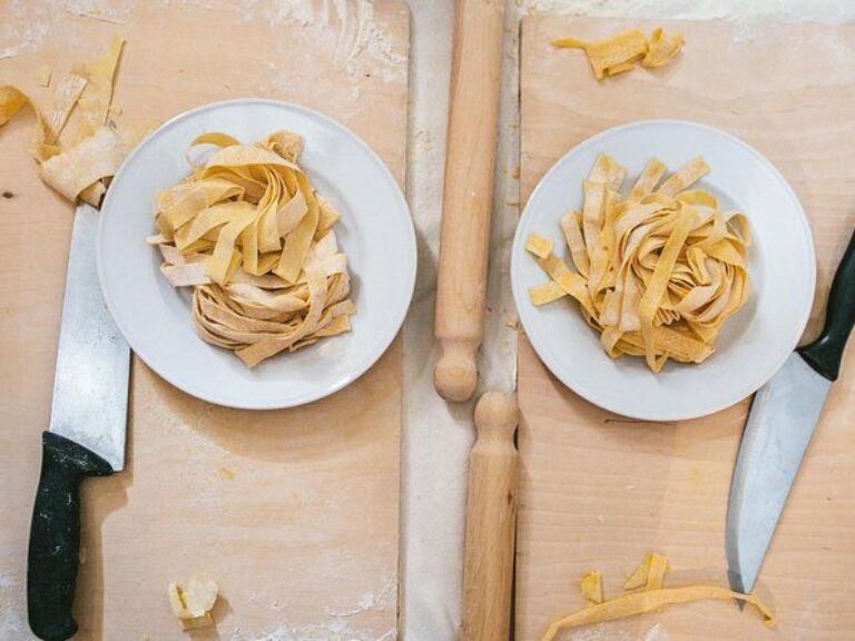 Pasta & Tiramisu Lovers Workshop: Learn how to make Italian dishes, pasta and tiramisu, in our workshop in Rome. In other words, you will discover the recipe and the secrets of these popular dishes with a local chef expert in Italian cuisine.