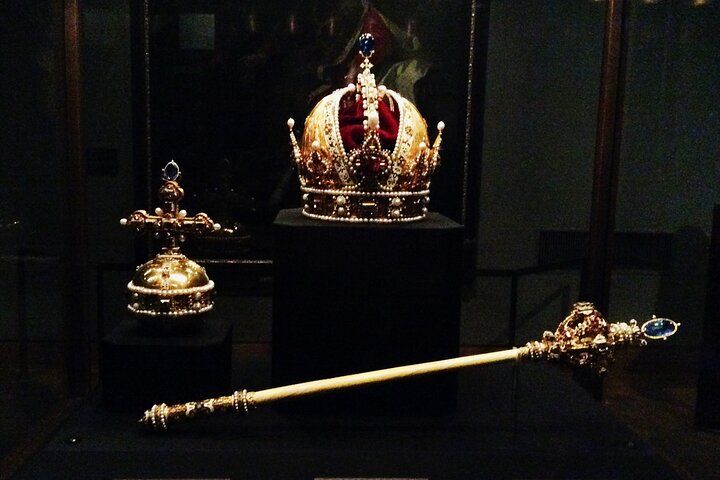 How to Pick a Crown. A Private Themed Tour of the Imperial Treasury (Kaiserliche Schatzkammer) / Tickets included.