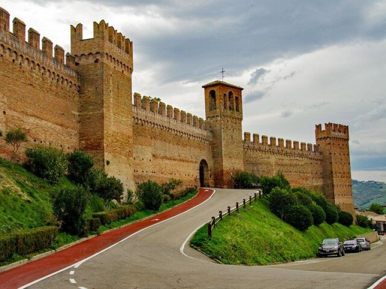 Group walking tour of Gradara with admission to the fortress.