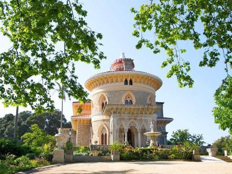 Palaces of Sintra And Gardens: Get ready for a day that will follow the steps of our monarchs in Sintra, we will visit some of their most beautiful palaces and you will have the true feeling of what was like living in Sintra back in the 19th century.