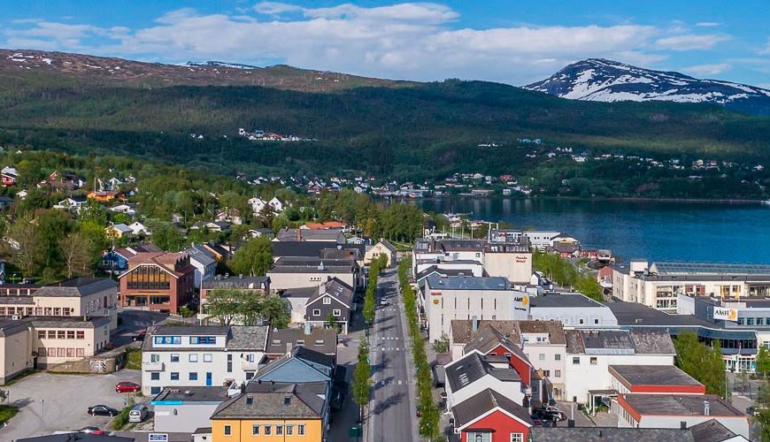 Fauske, Norway has truly earned its nickname of "The Land of the Midnight Sun," as it is filled with long days during summer. However, those that call Fauske home know that the temperate climate means even summer days are short, cool, and wet with mostly cloudy skies. Winters provide an entirely different experience, with cold temperatures leading to a glacially-white landscape thanks to frequent snowfalls and strong winds filling Fauske's overcast sky.