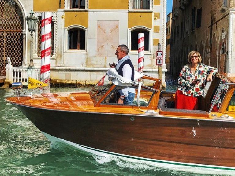 Canal Grande Boat Trip and Walking Tour in a Different Neighborhood.