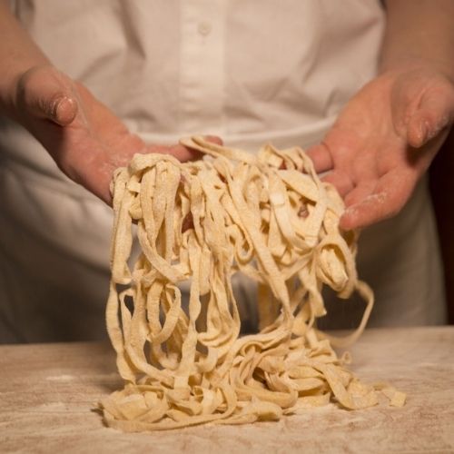 Homemade Gelato and Pasta Class: Learn how to make Italian specialties, homemade gelato and pasta, in un unforgettable experience in Rome. In essence, you will discover the recipe and the secrets of the Italian cuisine, thanks to a local chef who will teach you the trick of the trade.