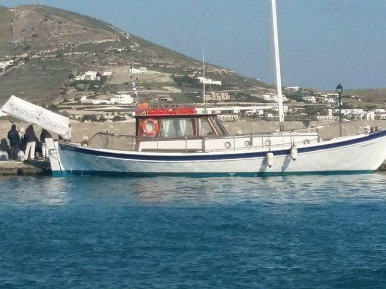 Private Cruise from Mykonos to Heraklia via Koufonisia & Schinousa.