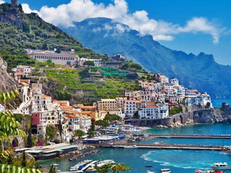 Private and Guided Day of Pompeii, Positano and Amalfi from Rome.