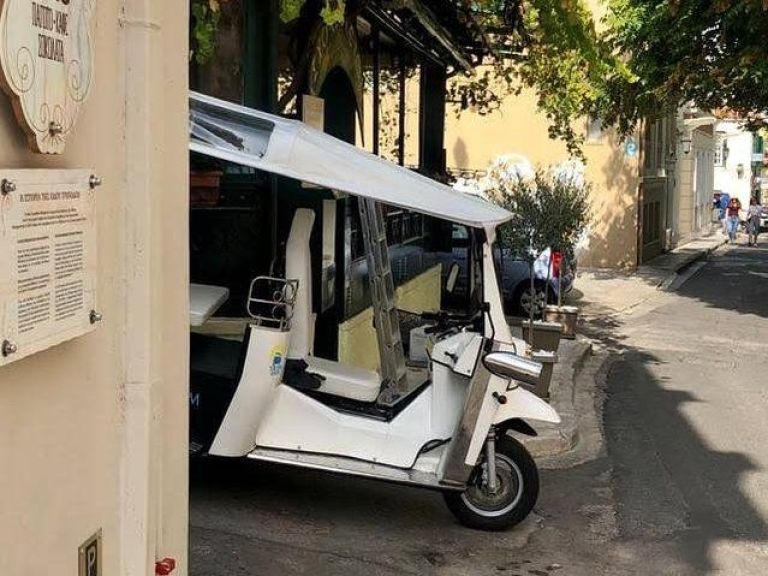 Private Evening / Afternoon Tour on E-Tuk Tuk Athens.