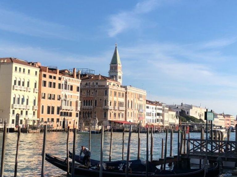Walking tour from Rialto to San Marco between history, traditions and art.