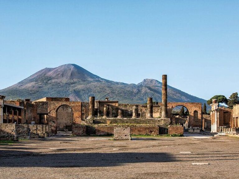 Private and Guided Day of Pompeii, Positano and Amalfi from Rome.