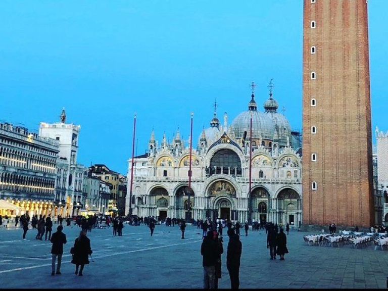 Walking tour from Rialto to San Marco between history, traditions and art.