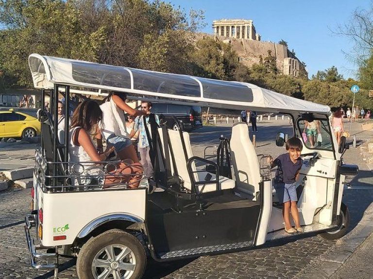 Private city sightseeing tour for 1 hour on E-Tuk Tuk.