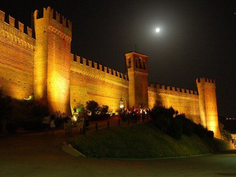 Group walking tour of Gradara with admission to the fortress.