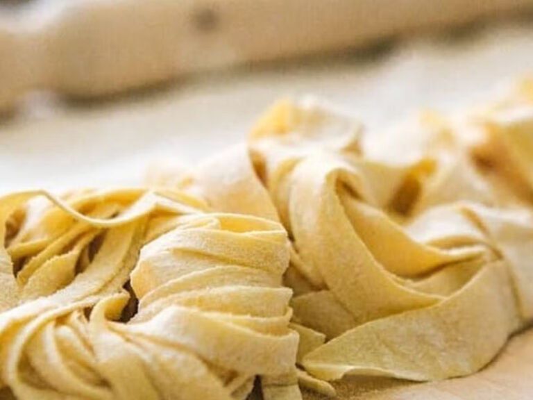 Homemade Gelato and Pasta Class: Learn how to make Italian specialties, homemade gelato and pasta, in un unforgettable experience in Rome. In essence, you will discover the recipe and the secrets of the Italian cuisine, thanks to a local chef who will teach you the trick of the trade.