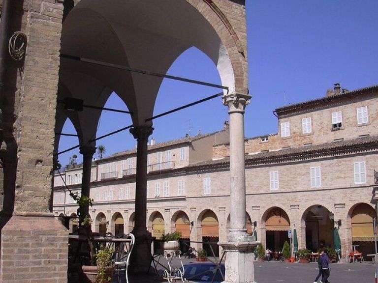 Fermo: city walking tour among Suggestive alleys and incredible stories.