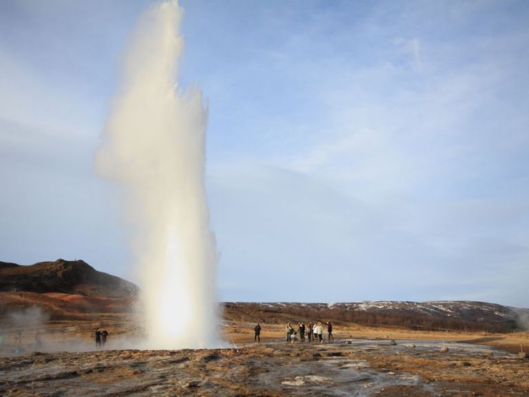 Golden Circle Extended: The most iconic historical and natural attractions of Iceland with a relaxing end of tour : a bath in a natural hot spring…