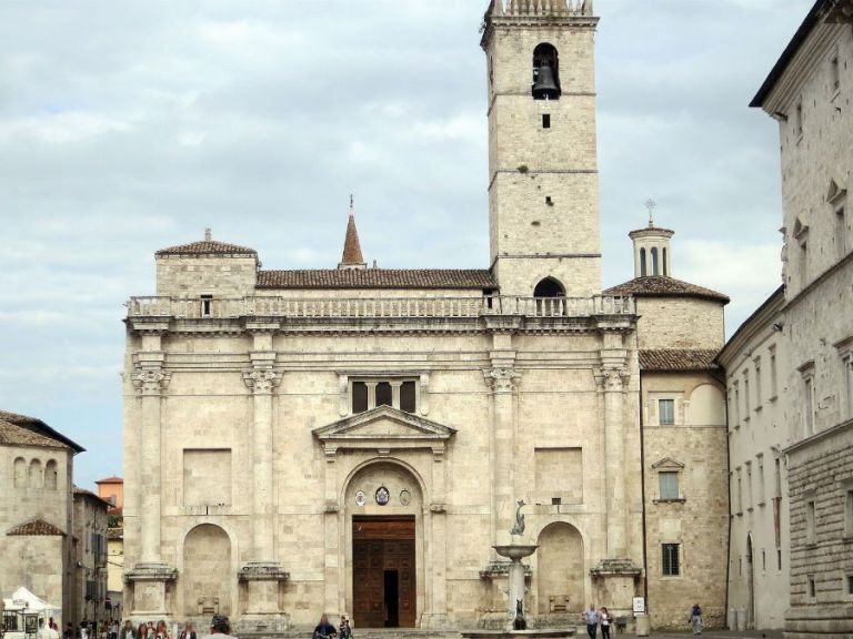 Evening in Ascoli: 2 hours walk ending with digestif Anisetta.