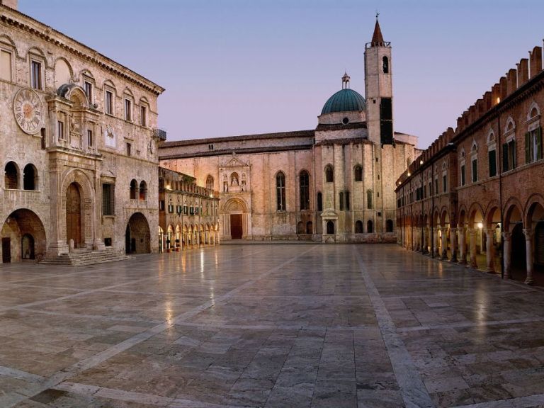 Evening in Ascoli: 2 hours walk ending with digestif Anisetta.