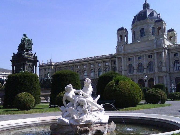 Full-Day Imperial Vienna Tour from Budapest with Hotel Pickup.