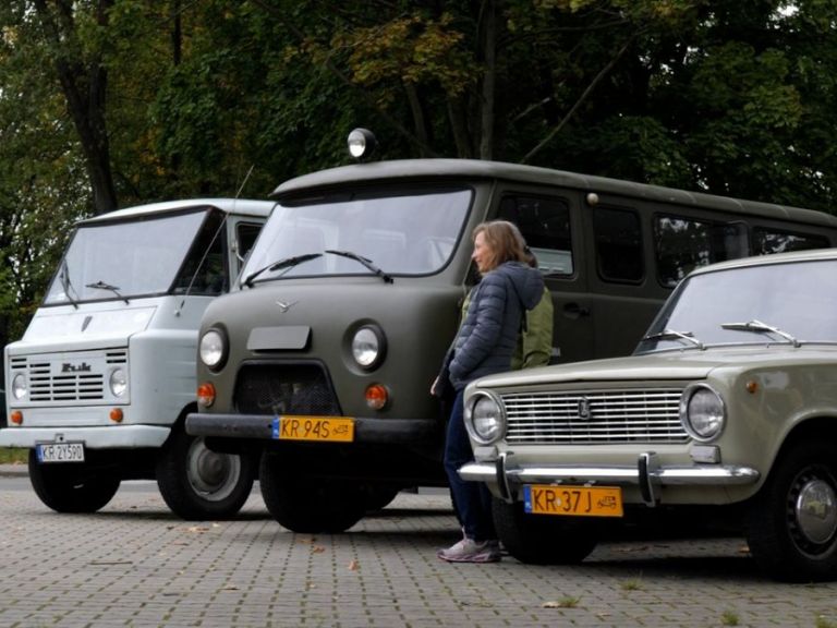 Nowa Huta retro cars ride & Kombinat offices and shelter. Explore the district of Nowa Huta with a local guide.