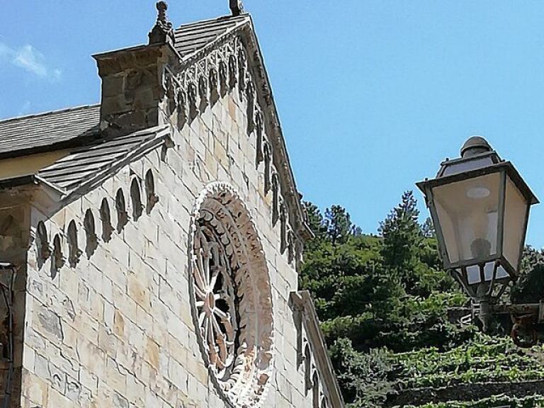 Cinque Terre walking tour with local wine tasting.