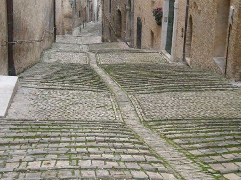 Fermo: city walking tour among Suggestive alleys and incredible stories.