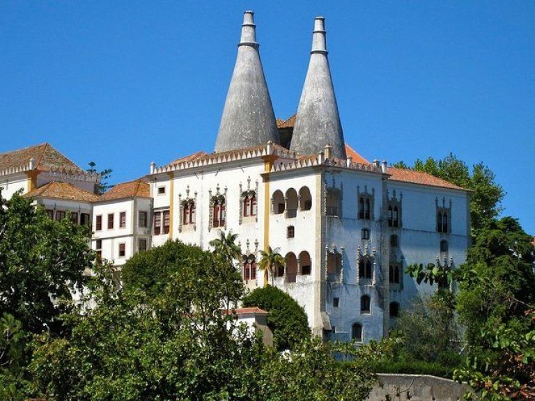 Sintra and Cascais Small Group: Why? Because we are the best guides in Lisbon! After picking you up at your location in Lisbon, we will explain all the history about the surrounding areas of Lisbon and the stories of the fantastic fairy tale Pena Palace and the beautiful village of Sintra.