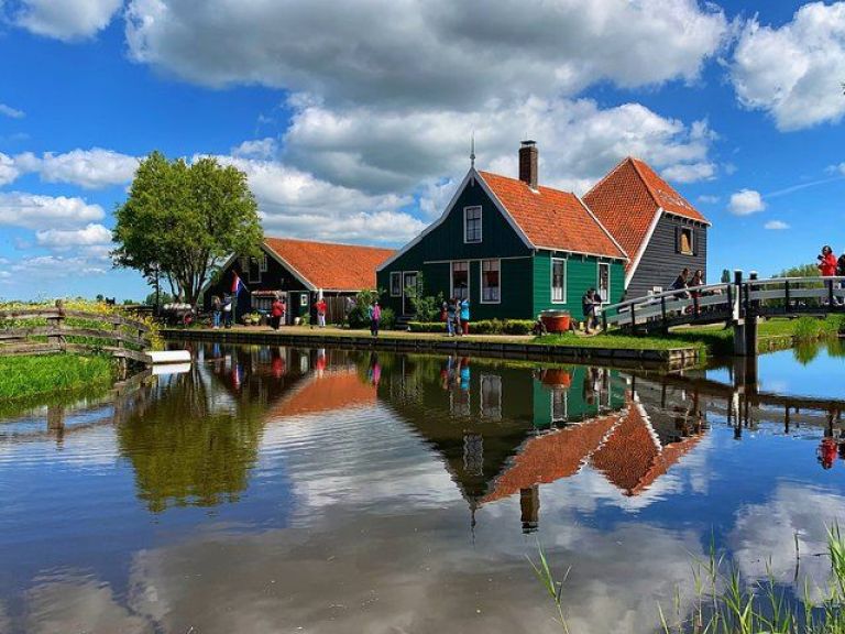 Sightseeing Tour of Zaanse Schans - What does make Netherlands so special and memorable? A lot of travellers would definitely say...
