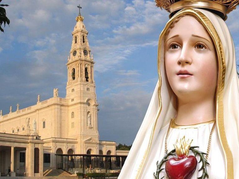Sanctuary of Fatima and Óbidos: In Fatima, we will visit the interior of the Factory, where the images and the rosaries of Fatima are hand made. Then we'll go to the Sanctuary, and attend a mass, so we can bless all the images, rosaries and\or souvenirs that you bought at the Factory.
