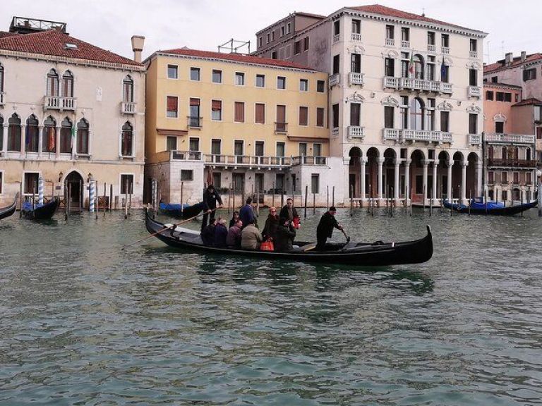 Fish shopping in Rialto and home cooking in Murano. Be a true Venetian!