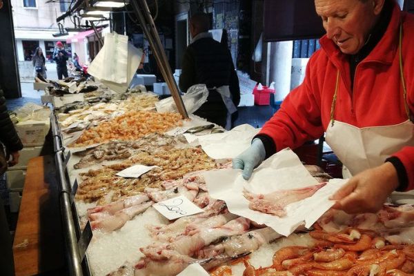 Fish shopping in Rialto and home cooking in Murano