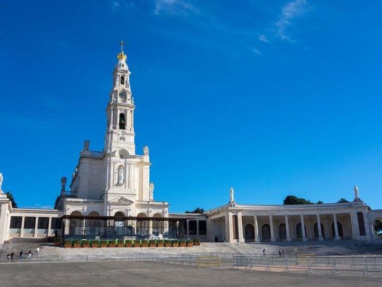 Sanctuary of Fatima and Óbidos: In Fatima, we will visit the interior of the Factory, where the images and the rosaries of Fatima are hand made. Then we'll go to the Sanctuary, and attend a mass, so we can bless all the images, rosaries and\or souvenirs that you bought at the Factory.