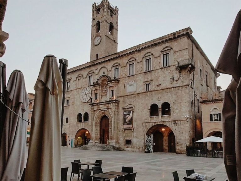 Evening in Ascoli: 2 hours walk ending with digestif Anisetta.