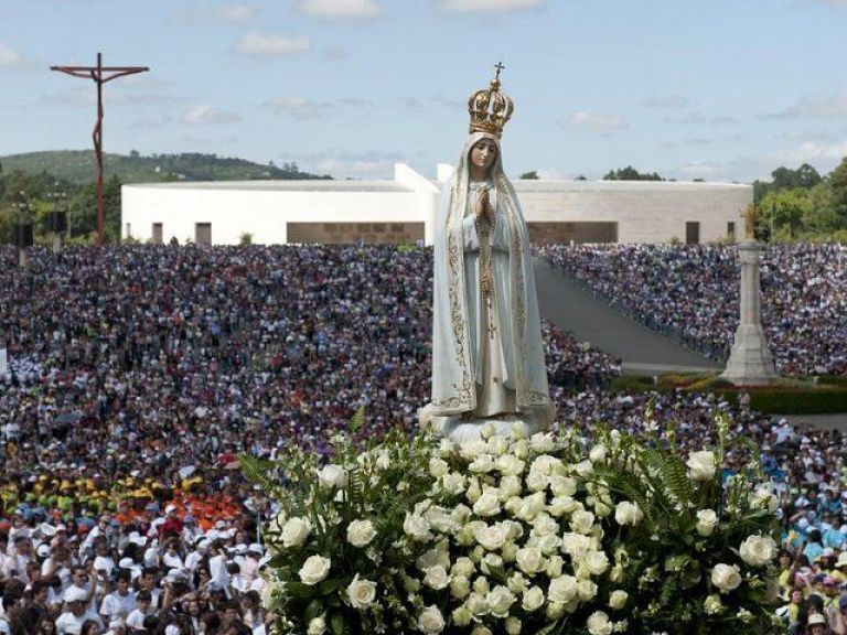 Sanctuary of Fatima and Óbidos: In Fatima, we will visit the interior of the Factory, where the images and the rosaries of Fatima are hand made. Then we'll go to the Sanctuary, and attend a mass, so we can bless all the images, rosaries and\or souvenirs that you bought at the Factory.