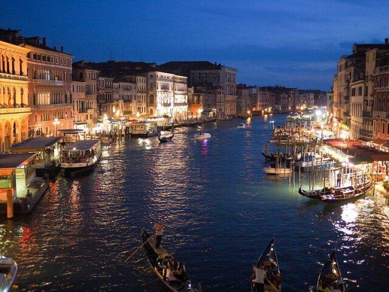 Highlights and Hidden Gems Night Tour in Venice.