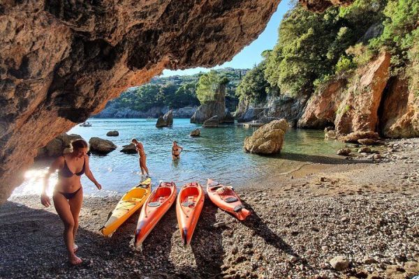Guided Kayak Tour in the Bay of Poets