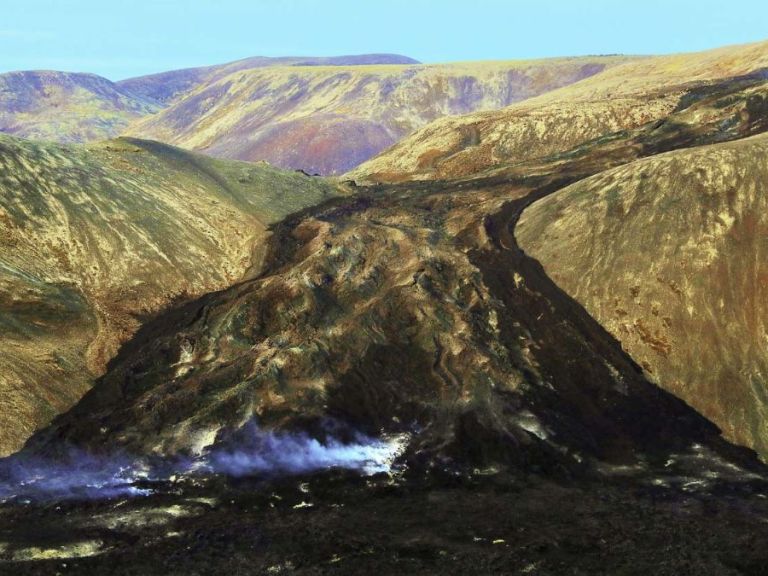 Fagradalsfjall Volcano Hike: Hike to the Fagradalsfjall Volcano eruption site with our expert guide where new lava flows into old and geothermal activity runs the scene! What better way to end the day than relaxing in the Blue Lagoon by getting the whole geothermal experience in one day. A tour to the active volcano in Geldingadalir valley and relaxation in the warm healing waters in the Blue Lagoon is a once-in-a-lifetime experience only Iceland can provide that you may not be able to come across again in your lifetime.