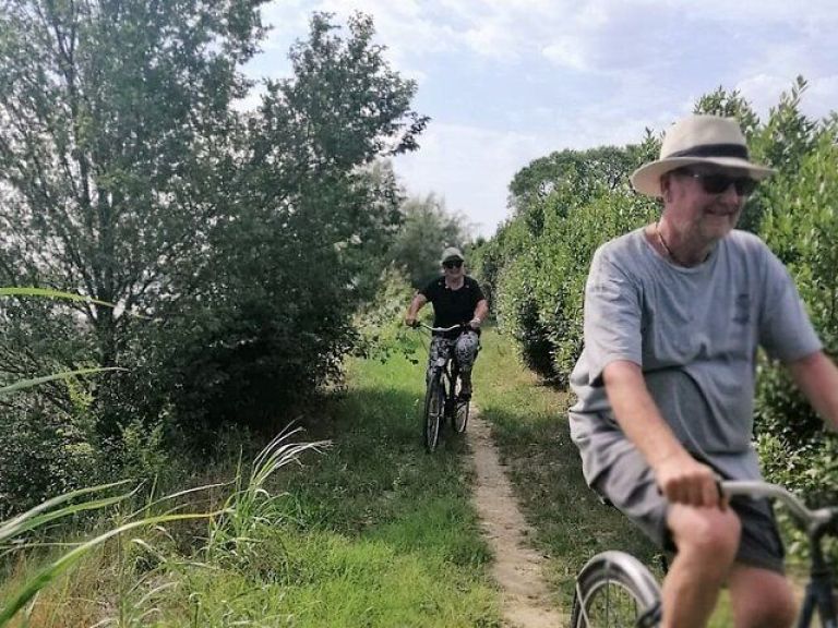 Bike tour and honey tasting on Sant’Erasmo island.