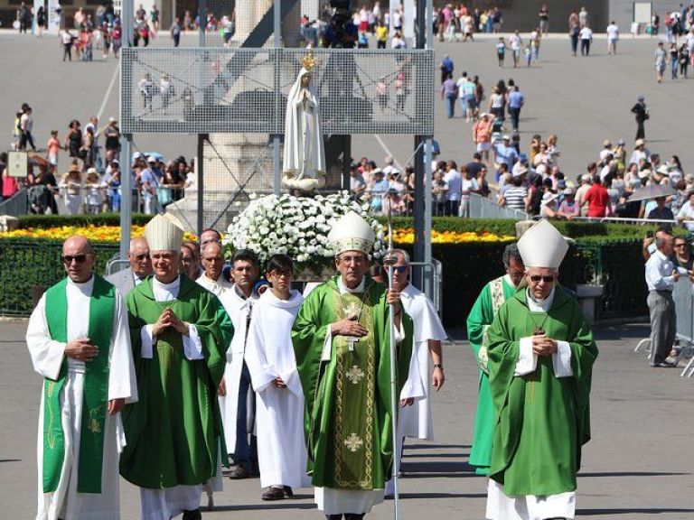 Sanctuary of Fatima and Óbidos: In Fatima, we will visit the interior of the Factory, where the images and the rosaries of Fatima are hand made. Then we'll go to the Sanctuary, and attend a mass, so we can bless all the images, rosaries and\or souvenirs that you bought at the Factory.