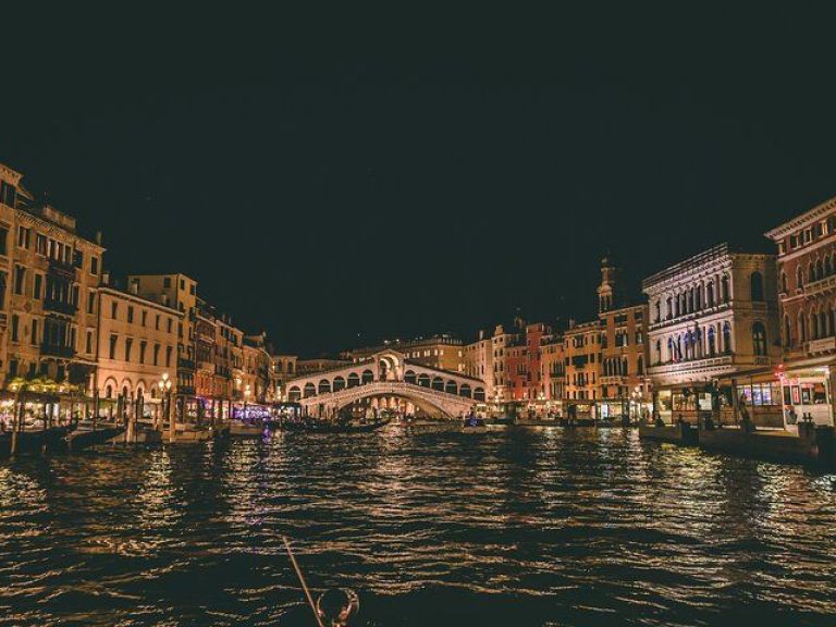 Highlights and Hidden Gems Night Tour in Venice.
