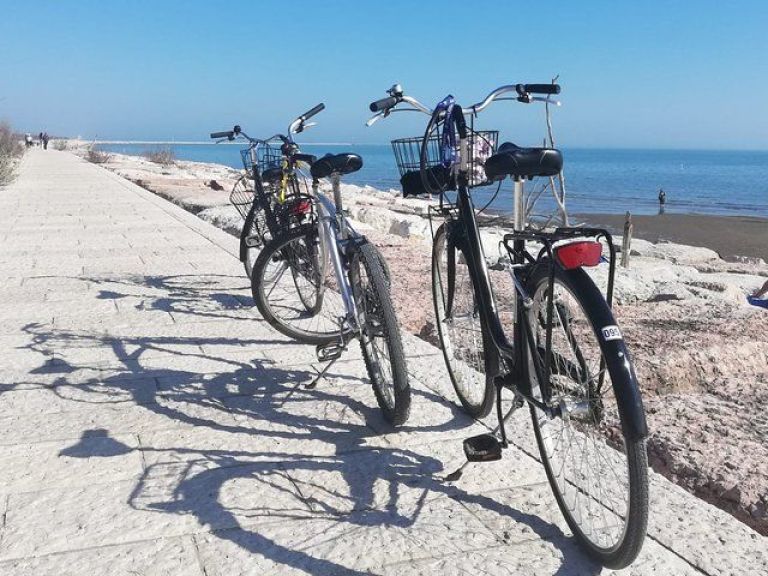 Lido Bike tour: with a local on the island of Cinema.