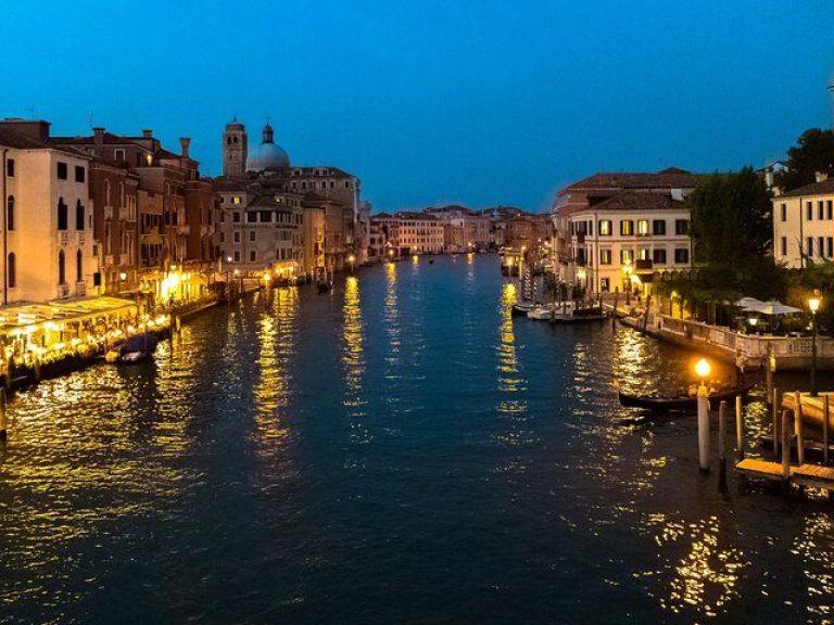 Highlights and Hidden Gems Night Tour in Venice.