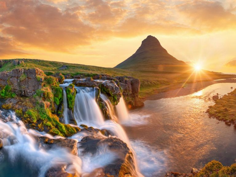 Snæfellsnes Peninsula| Private Defender Tour: It is a real challenge to explore some areas of Iceland, so full of spellbinding places, in just one day. How could you miss any of them? You want it all, and you want it now. We got ya! The Snæfellsnes peninsula is to be found at the top of Iceland’s most remarkable destinations lists.